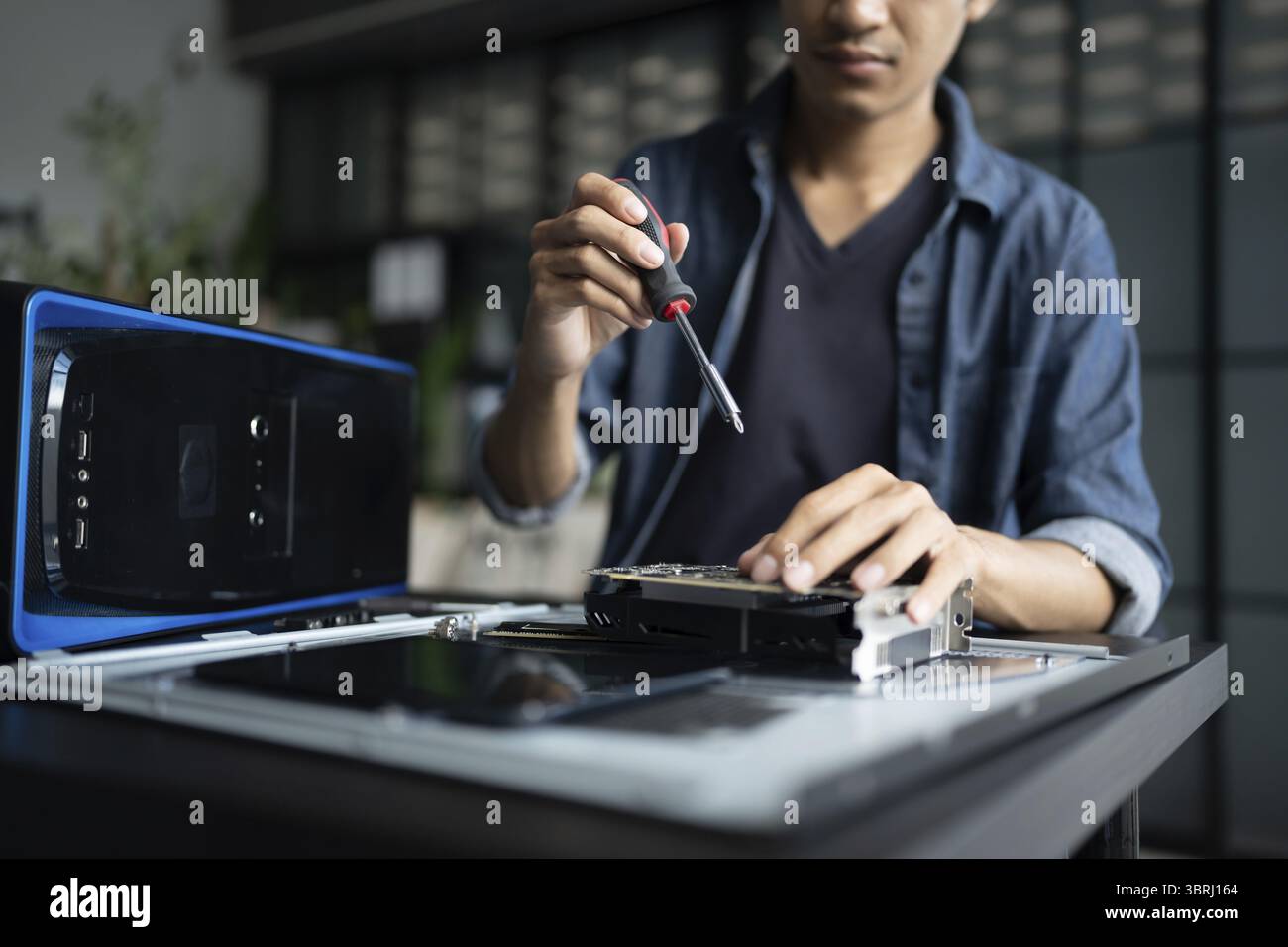 IT-Ingenieur Installation Hardware Ausrüstung Entwicklung Facility Engineer Wartung Computer Motherboard elektronische Reparaturwerkstatt Technologiegeschäft Stockfoto