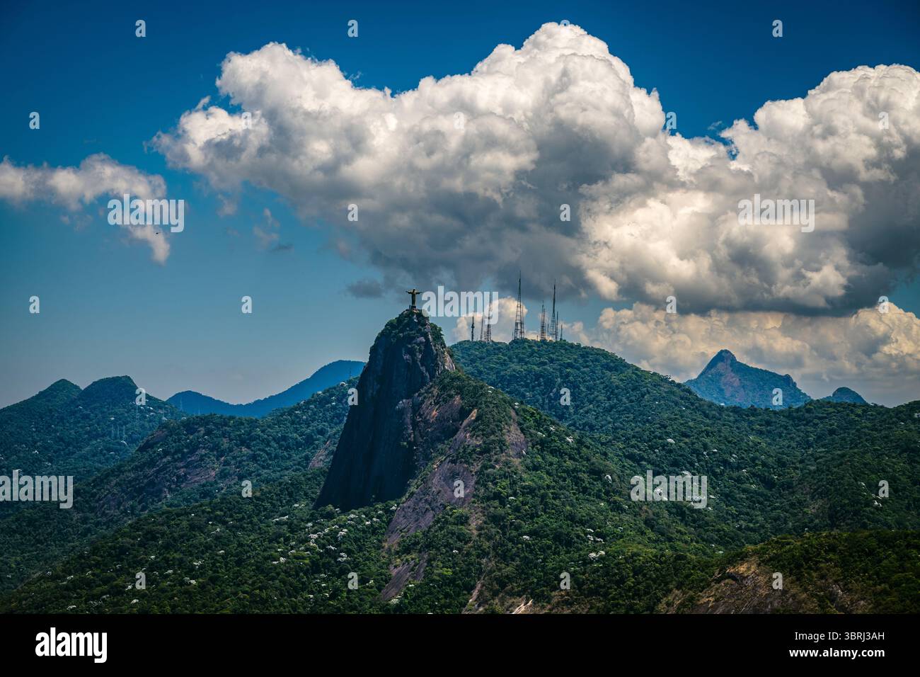 Das Foto der Christusstatue bietet einen beeindruckenden Blick auf die Umgebung. Stockfoto