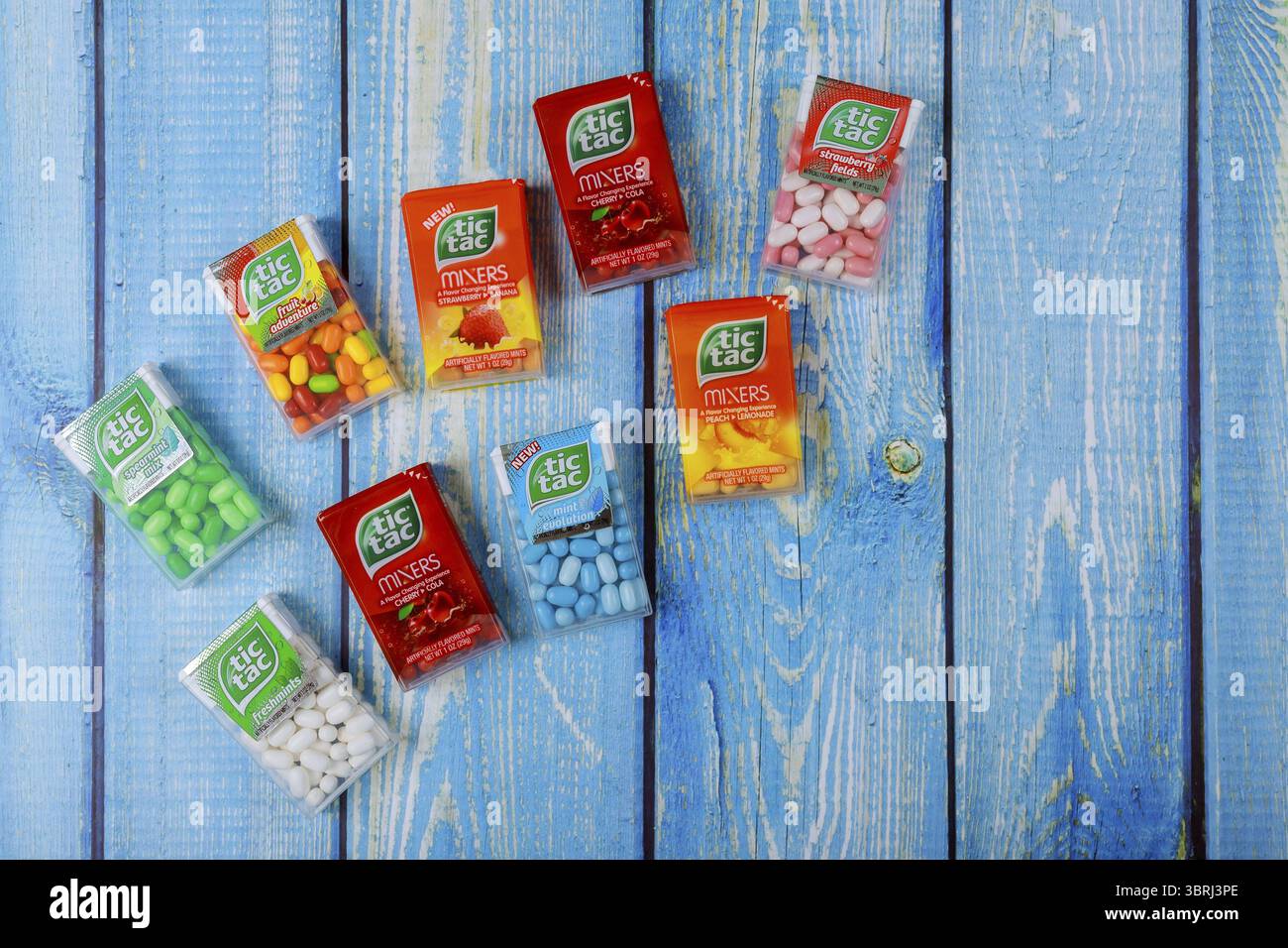 New York NY 08.November 2019: TIC TAC mint Boxen von Paketen auf Holz Hintergrund Stockfoto