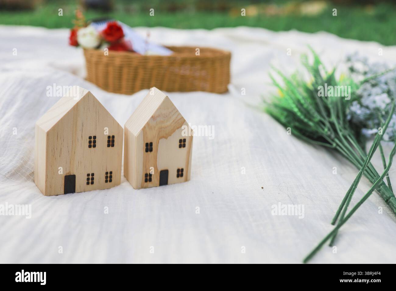 Leerer Picknickplatz auf Wiese mit Kopierraum Modellraum für Text Stockfoto