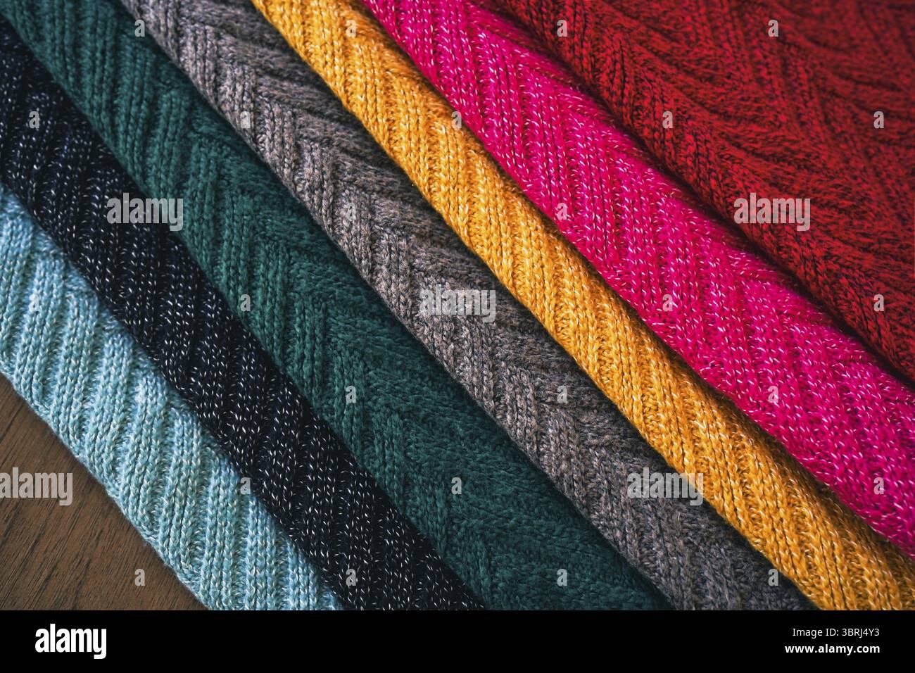 Mehrfarbiger Texturhintergrund aus gestricktem Wollgewebe für den Winter Stockfoto