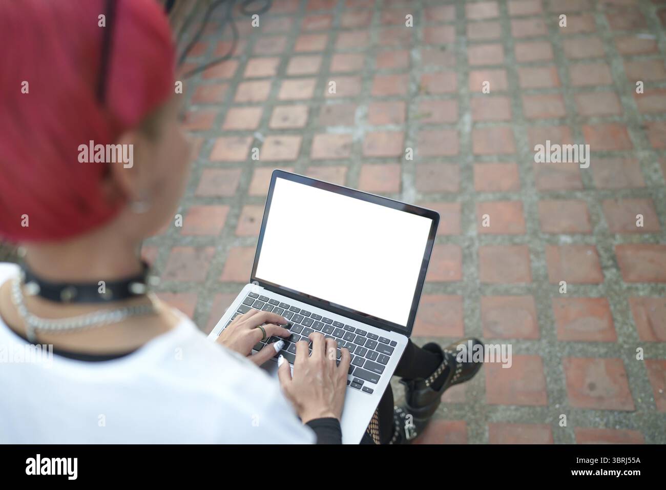 Gen z Mädchen Ledermode mit Punk asiatischer Frau, die aus der Ferne an Laptop-digitalen Nomaden in Thailand arbeitet Stockfoto
