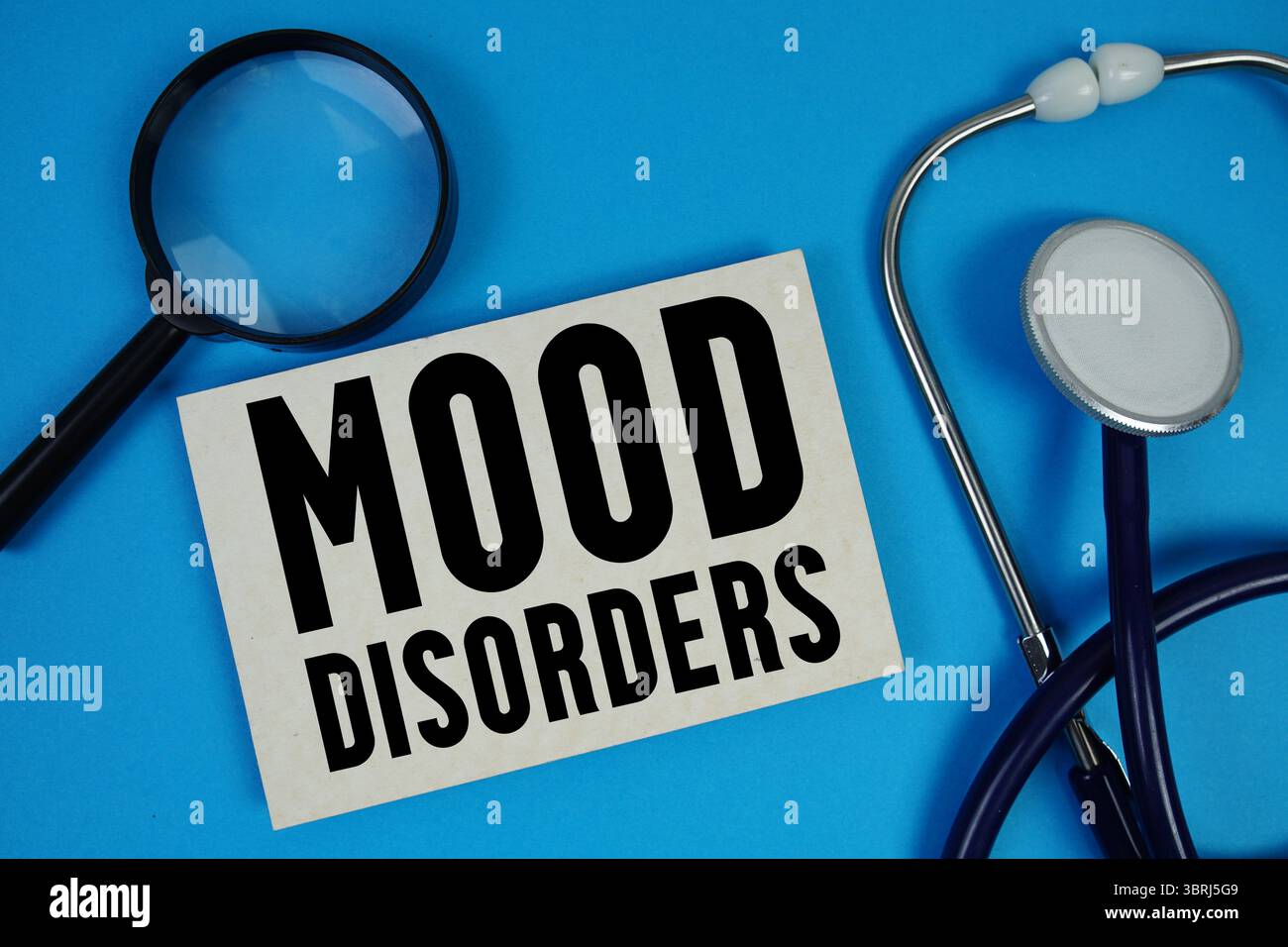 Stimmungsstörungstext mit Stethoskop und Lupe auf blauem Hintergrund Stockfoto