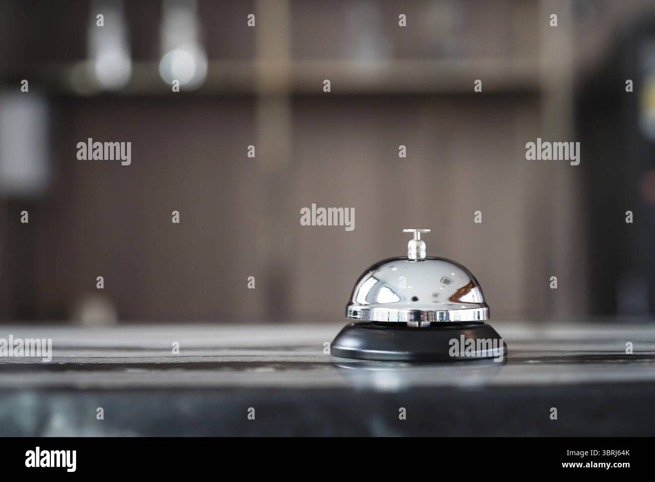 Hotelrezeptionsschalter mit Serviceklingel. An der Rezeption wurde ein Anruf durch das Personal angeboten Stockfoto