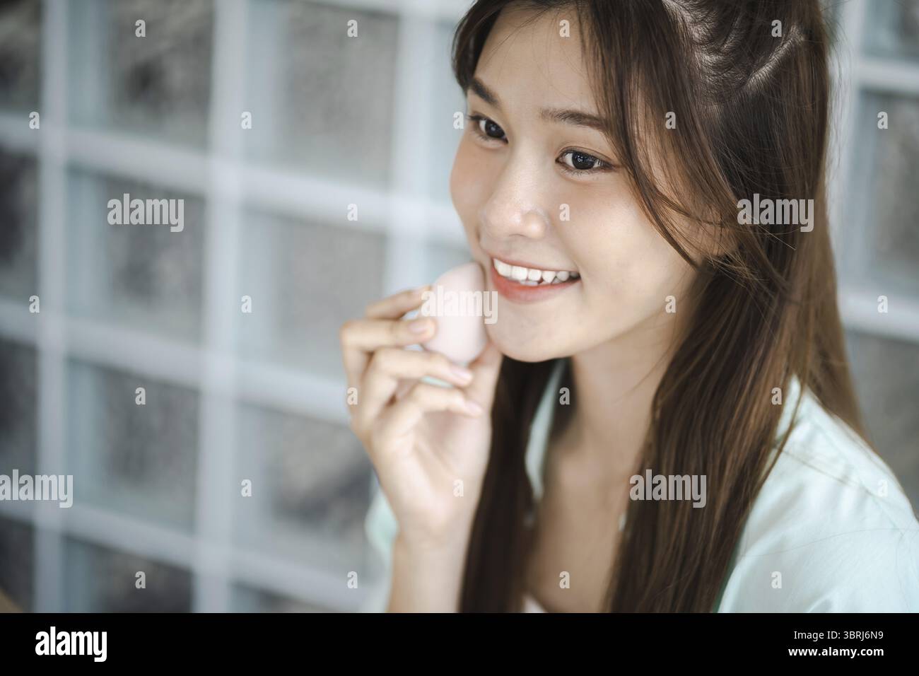 Beauty Influencer asiatische Mädchen Make-up Künstlerin empfiehlt Foundation Kosmetik. Frau Blogger Vlogger Video Beauty Influencer asiatische Mädchen Video online märz Stockfoto