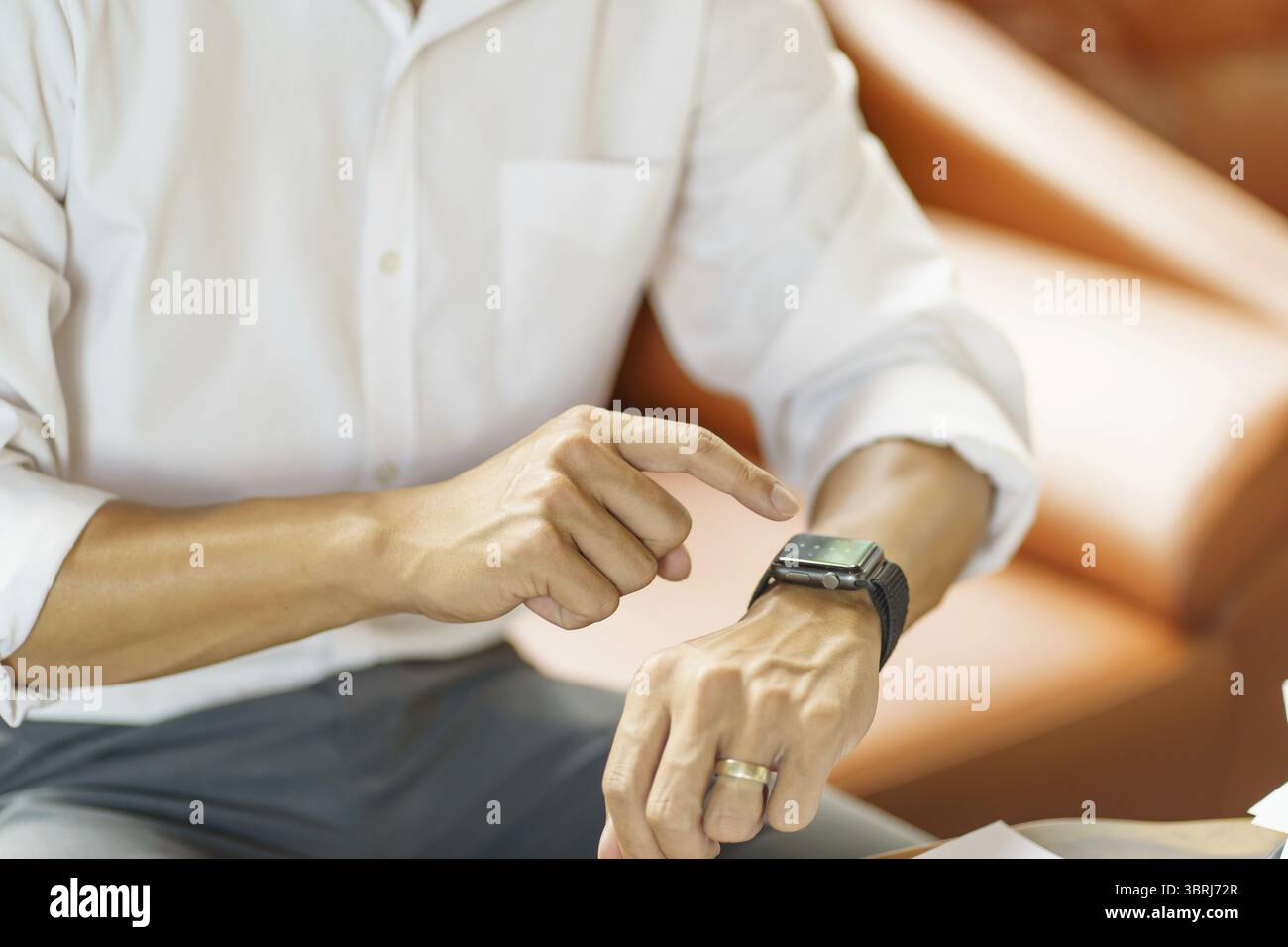 Geschäftsmann mit Blick auf Smart Watch in der Office Online Connect Gadget-Technologie Stockfoto