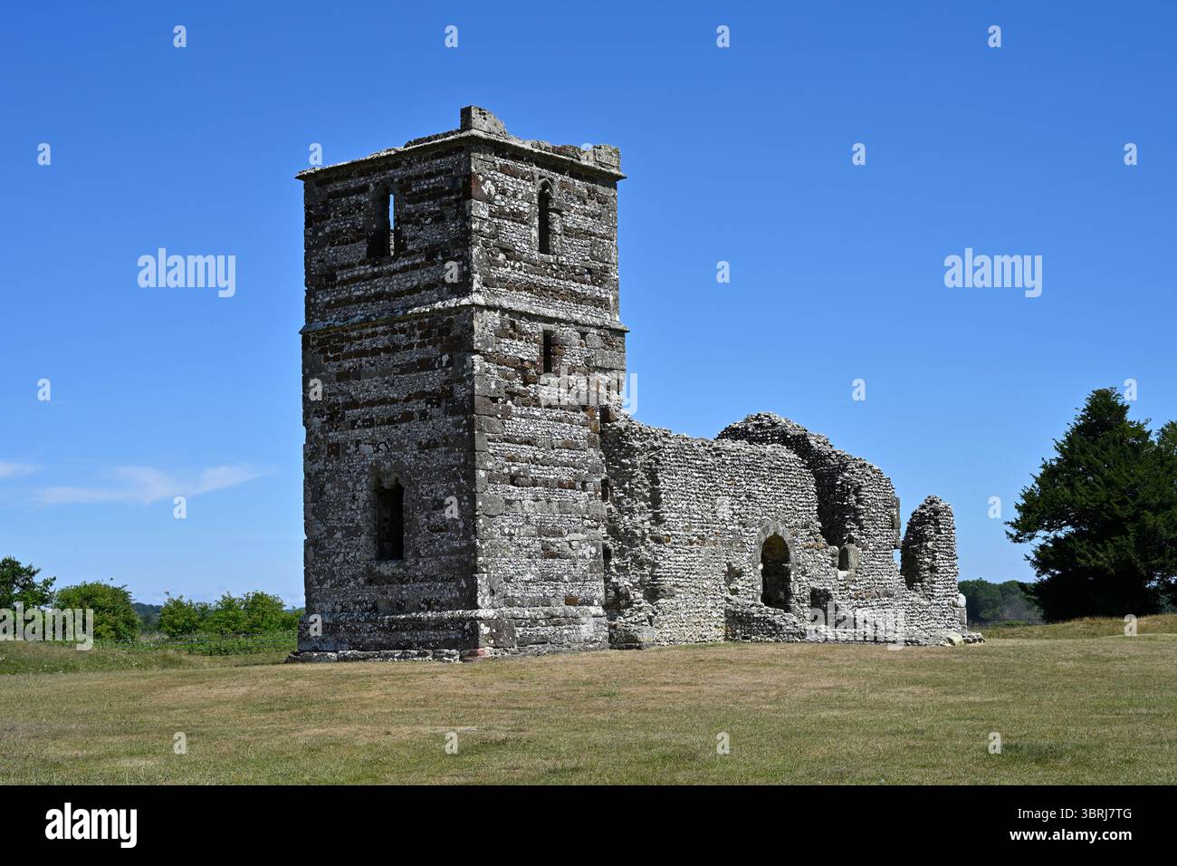 Die normannischen Ruinen aus Stein und Feuerstein, das zum englischen Erbe erbaut wurde, Knowlton Church Dorset UK Stockfoto