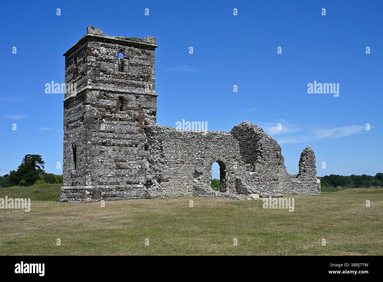 Die normannischen Ruinen aus Stein und Feuerstein, das zum englischen Erbe erbaut wurde, Knowlton Church Dorset UK Stockfoto
