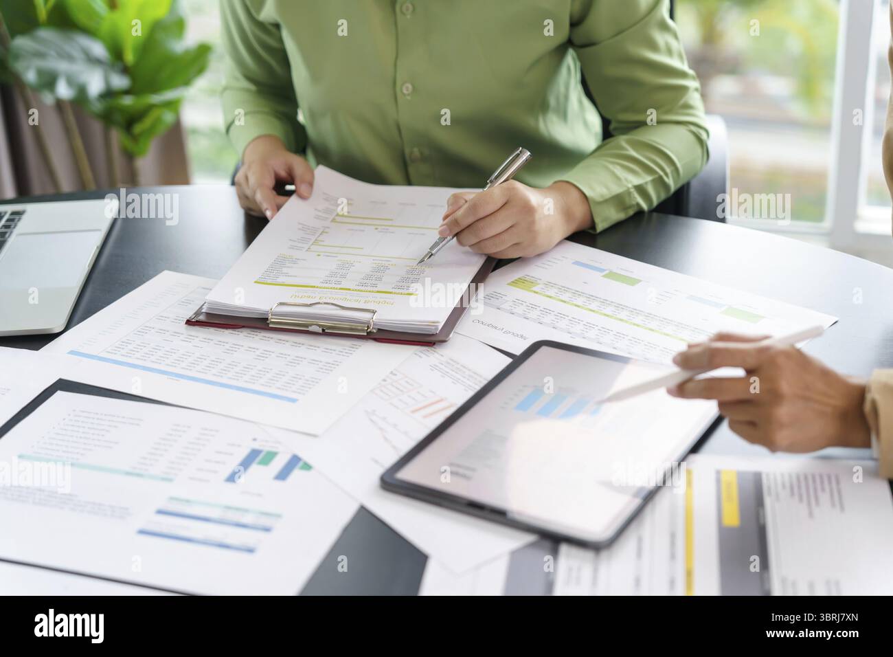 Teamleiter Coach unterrichten junge Mitarbeiter auf Papier erklären für den Geschäftsplan Zuhören Gesprächspartner und Besprechen der neuen Projektpräsentation ernsthafte Profis Stockfoto