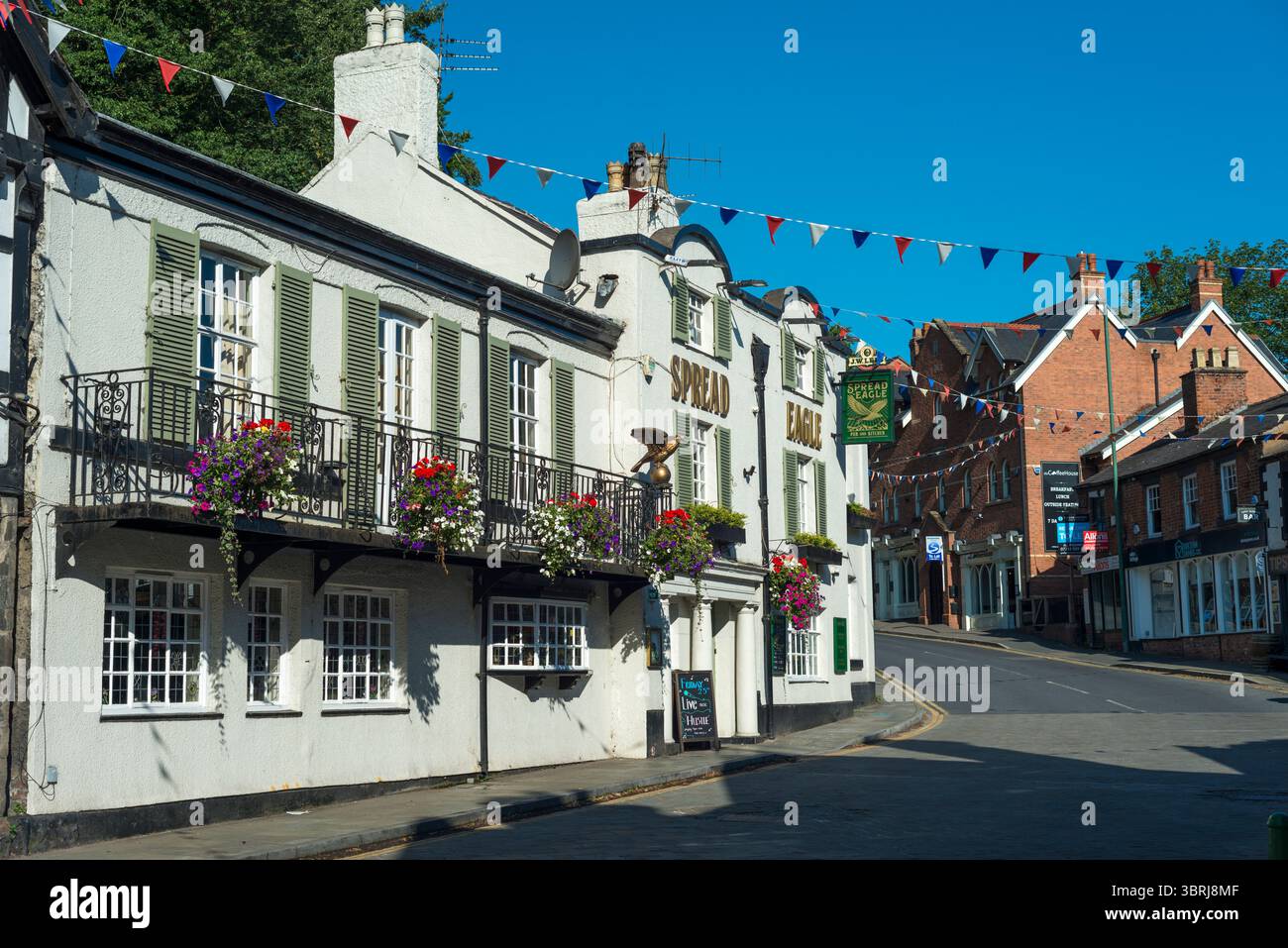 The Spread Eagle Public House in Lymm, Warrington, Cheshire, Großbritannien. Aufgenommen am 13. Juli 2025. Stockfoto