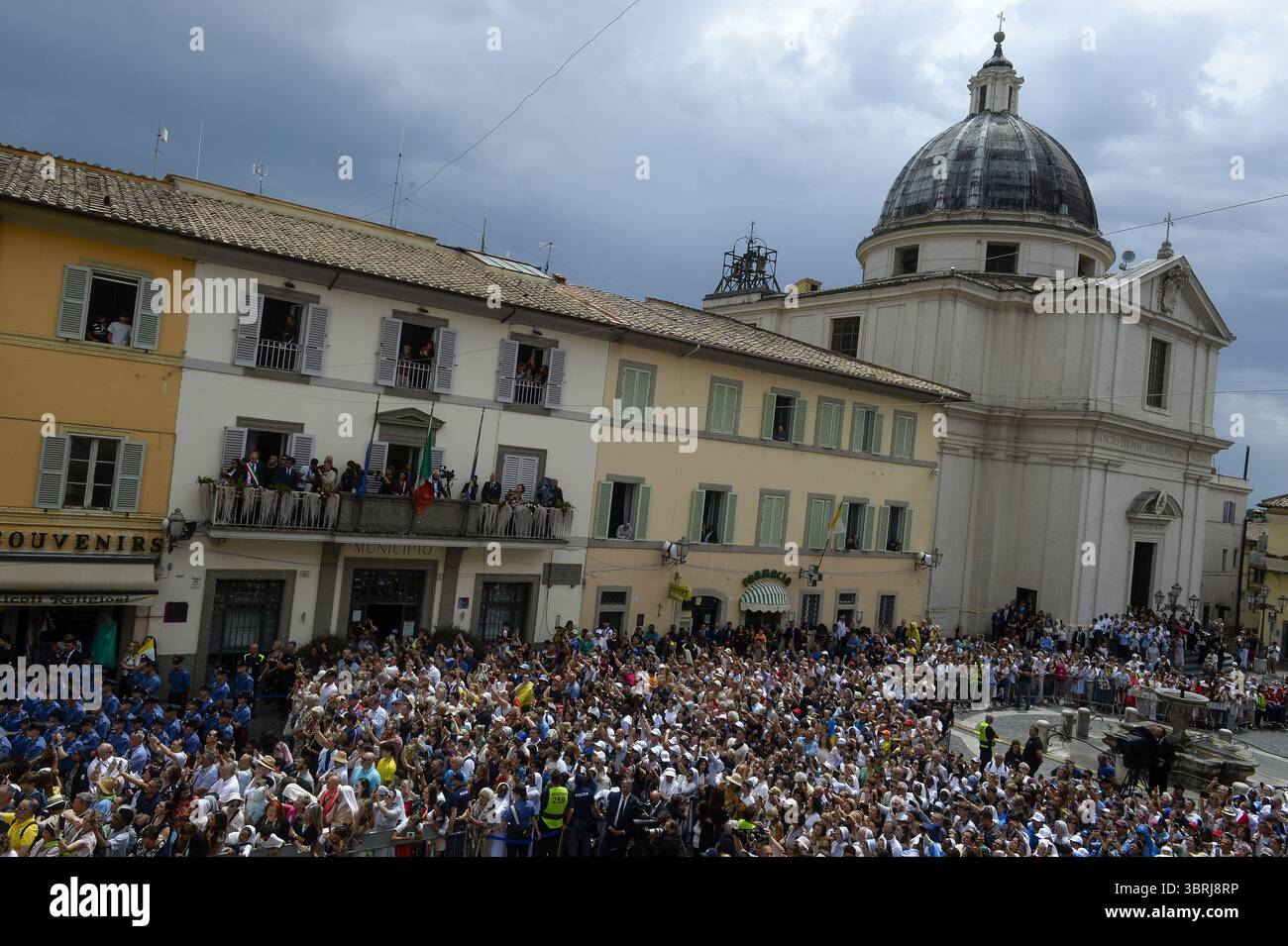 Castel Gandolfo, Rom, 13. Juli 2025: Messe und Angelus von Papst Leo XIV. In seiner Sommerresidenz in Castel Gandolfo. Stockfoto