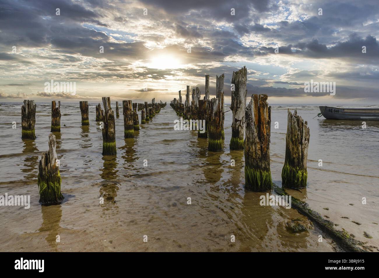 Alte verlassene hölzerne Pier oder Anlegestelle bleibt und Fischerboot Stockfoto