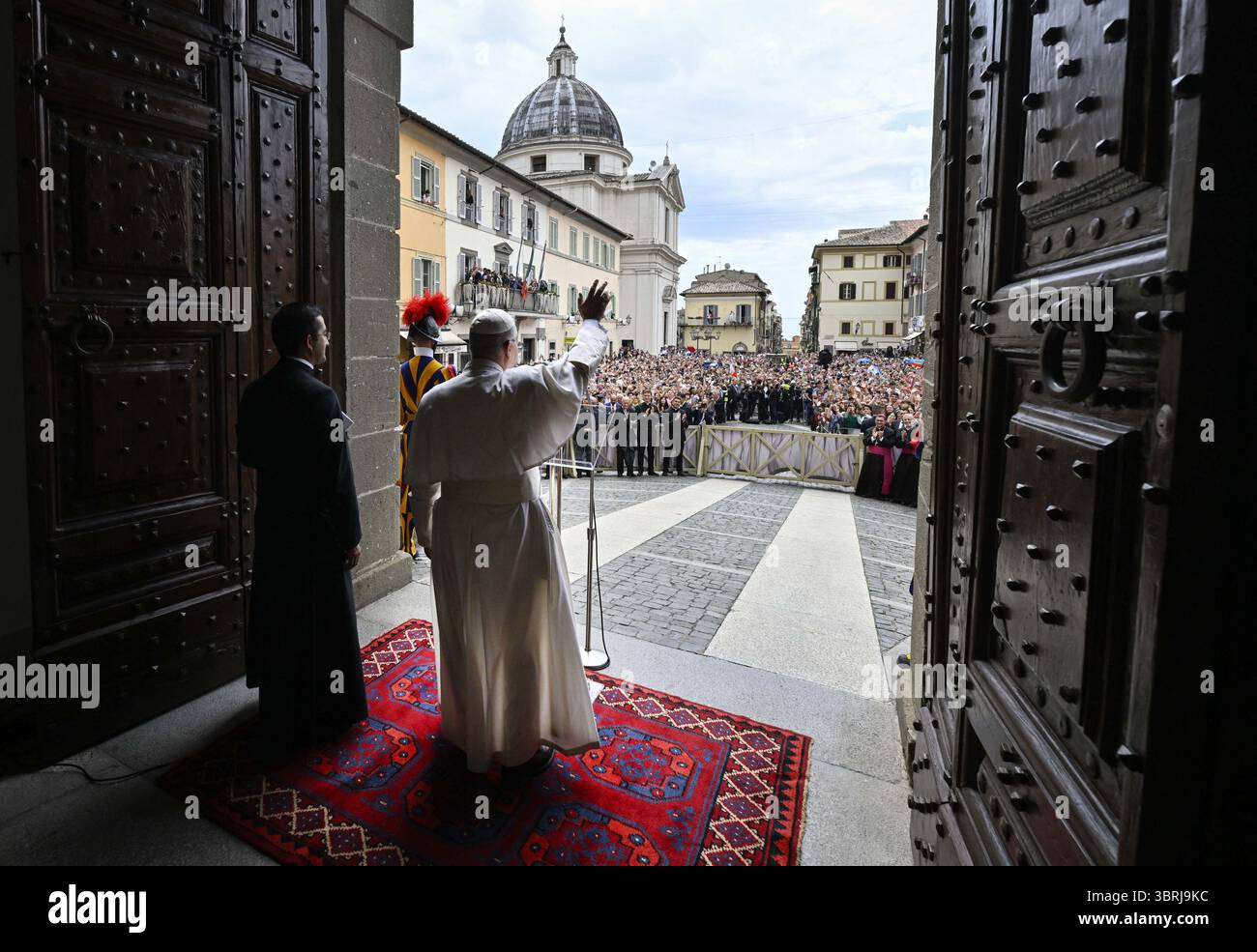Castel Gandolfo, Italien. Juli 2025. Papst Leo XIV. Betet den Angelus mit den Gläubigen in Castel Gandolfo, südlich von Rom, Italien am 13. Juli 2025. Während seine Sommerferien in Castel Gandolfo fortgesetzt werden, schloss sich Papst Leo XIV. Den Pilgern an, die nach Rom kamen, um das traditionelle Mariengebet des Angelus zu beten. Foto: (EV) Vatican Media/ABACAPRESS.COM Credit: Abaca Press/Alamy Live News Stockfoto