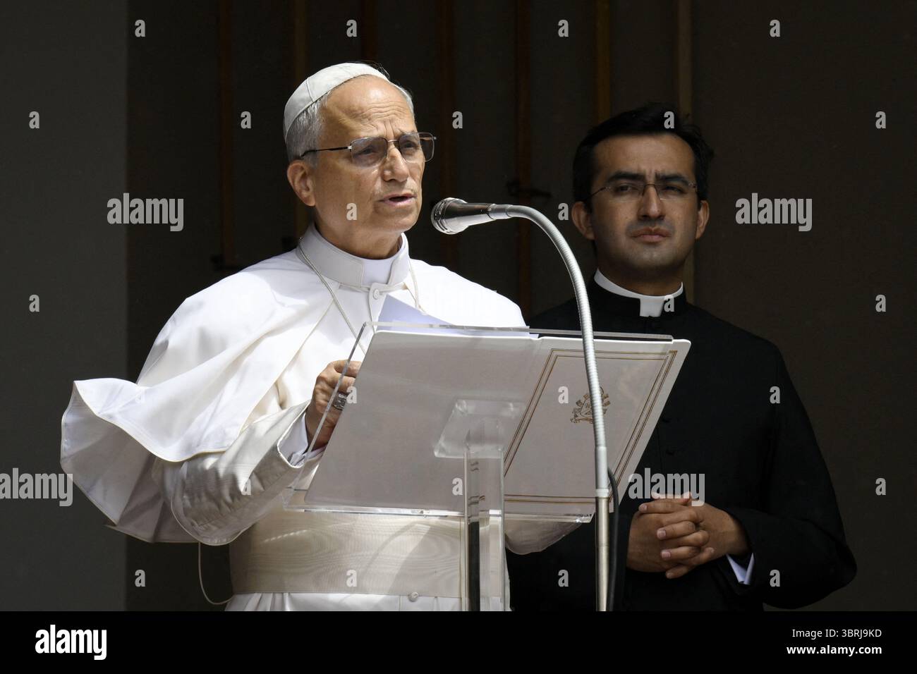 Castel Gandolfo, Italien. Juli 2025. Papst Leo XIV. Betet den Angelus mit den Gläubigen in Castel Gandolfo, südlich von Rom, Italien am 13. Juli 2025. Während seine Sommerferien in Castel Gandolfo fortgesetzt werden, schloss sich Papst Leo XIV. Den Pilgern an, die nach Rom kamen, um das traditionelle Mariengebet des Angelus zu beten. Foto: (EV) Vatican Media/ABACAPRESS.COM Credit: Abaca Press/Alamy Live News Stockfoto