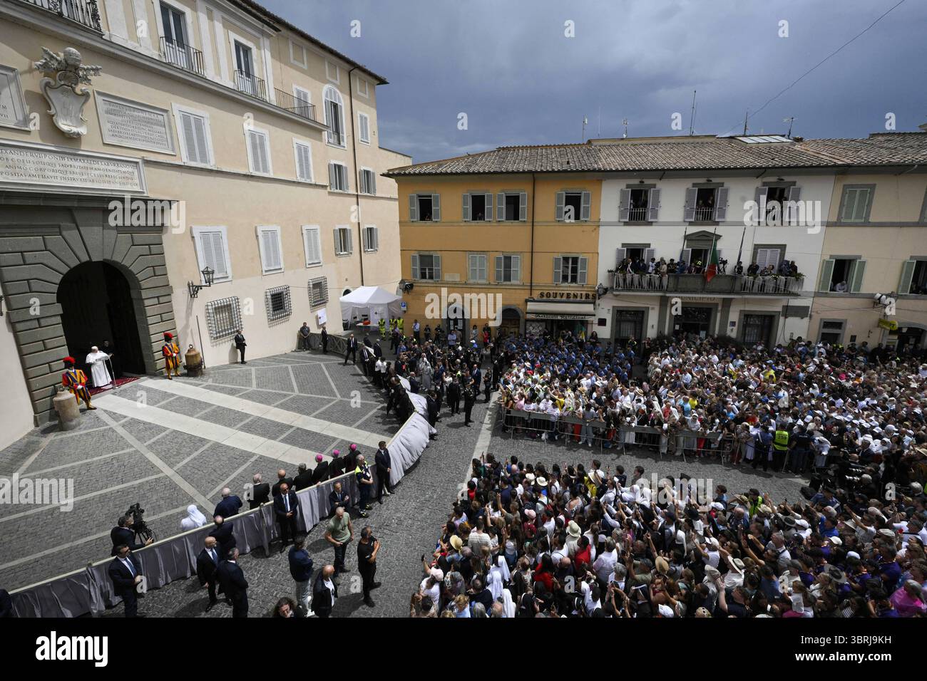 Castel Gandolfo, Italien. Juli 2025. Papst Leo XIV. Betet den Angelus mit den Gläubigen in Castel Gandolfo, südlich von Rom, Italien am 13. Juli 2025. Während seine Sommerferien in Castel Gandolfo fortgesetzt werden, schloss sich Papst Leo XIV. Den Pilgern an, die nach Rom kamen, um das traditionelle Mariengebet des Angelus zu beten. Foto: (EV) Vatican Media/ABACAPRESS.COM Credit: Abaca Press/Alamy Live News Stockfoto