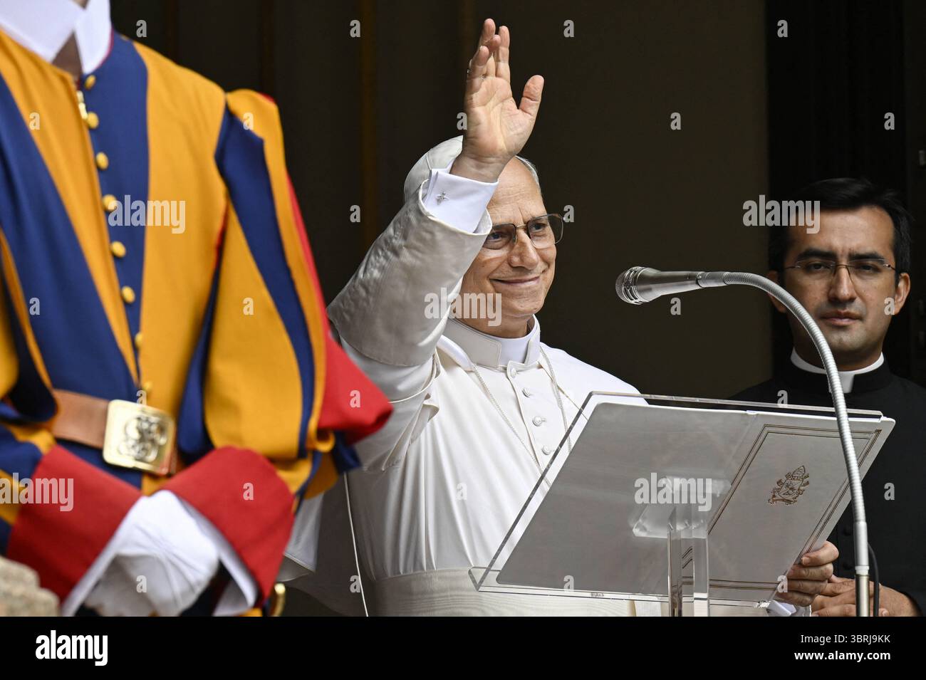 Castel Gandolfo, Italien. Juli 2025. Papst Leo XIV. Betet den Angelus mit den Gläubigen in Castel Gandolfo, südlich von Rom, Italien am 13. Juli 2025. Während seine Sommerferien in Castel Gandolfo fortgesetzt werden, schloss sich Papst Leo XIV. Den Pilgern an, die nach Rom kamen, um das traditionelle Mariengebet des Angelus zu beten. Foto: (EV) Vatican Media/ABACAPRESS.COM Credit: Abaca Press/Alamy Live News Stockfoto