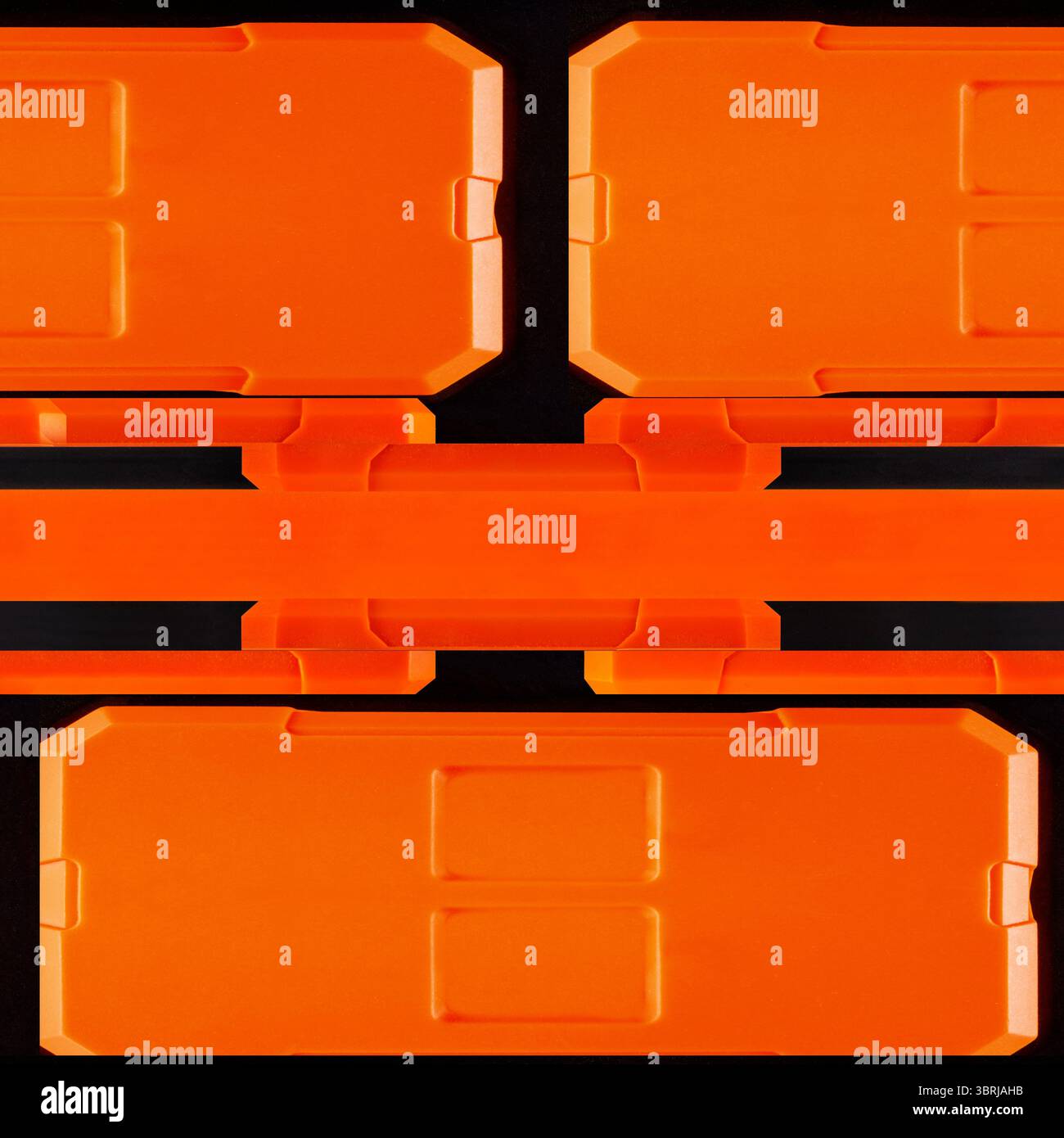 Nahtloses 4K-Fotomaterial aus orangefarbener und schwarzer Kunststoffoberfläche. Stockfoto