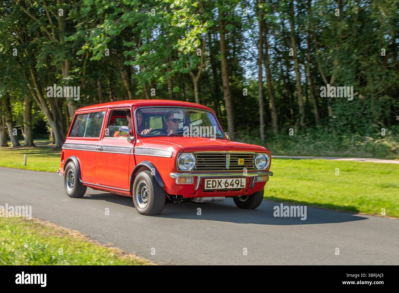 Red Morris Car Benzinmotor aus den 1973 70er Jahren 998 ccm; auf der Mega-MINI-Oldtimer- und Performance-Ausstellung von Sammlern und Enthusiasten. UK Stockfoto
