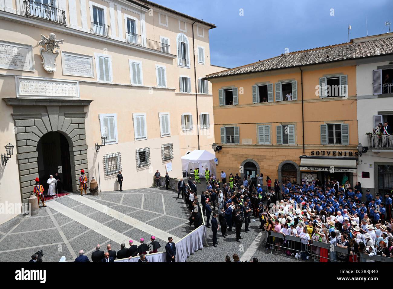 Castel Gandolfo, Italien. Juli 2025. Papst Leo XIV. Betet den Angelus mit den Gläubigen in Castel Gandolfo, südlich von Rom, Italien am 13. Juli 2025. Während seine Sommerferien in Castel Gandolfo fortgesetzt werden, schloss sich Papst Leo XIV. Den Pilgern an, die nach Rom kamen, um das traditionelle Mariengebet des Angelus zu beten. Foto: Eric Vandeville/ABACAPRESS.COM Credit: Abaca Press/Alamy Live News Stockfoto