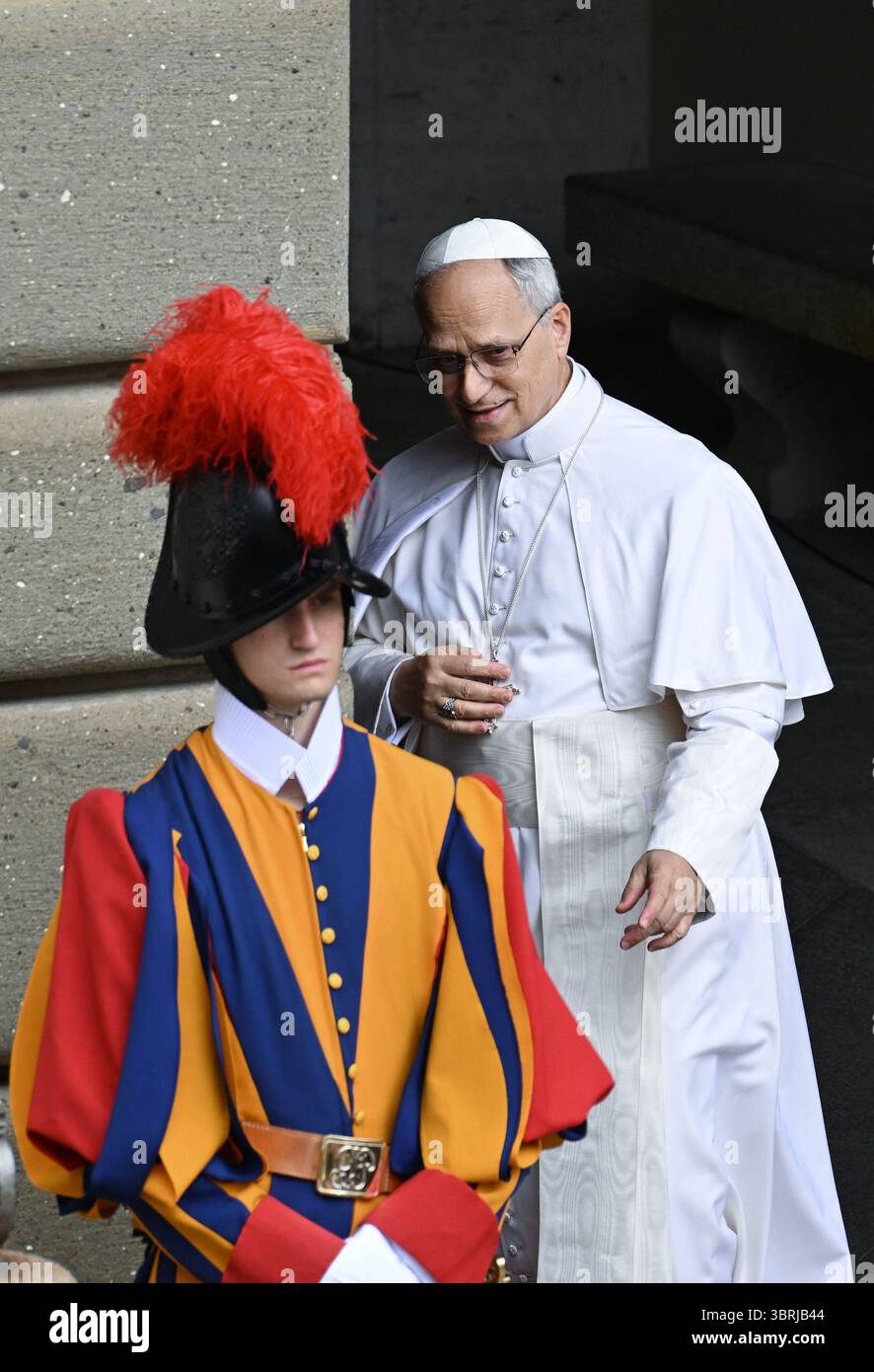 Castel Gandolfo, Italien. Juli 2025. Papst Leo XIV. Betet den Angelus mit den Gläubigen in Castel Gandolfo, südlich von Rom, Italien am 13. Juli 2025. Während seine Sommerferien in Castel Gandolfo fortgesetzt werden, schloss sich Papst Leo XIV. Den Pilgern an, die nach Rom kamen, um das traditionelle Mariengebet des Angelus zu beten. Foto: Eric Vandeville/ABACAPRESS.COM Credit: Abaca Press/Alamy Live News Stockfoto