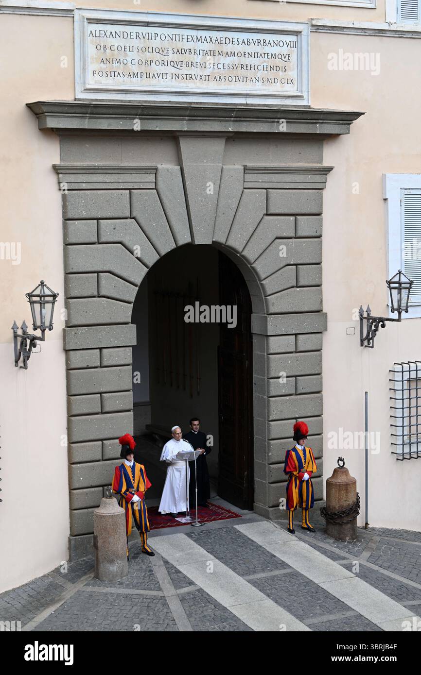 Castel Gandolfo, Italien. Juli 2025. Papst Leo XIV. Betet den Angelus mit den Gläubigen in Castel Gandolfo, südlich von Rom, Italien am 13. Juli 2025. Während seine Sommerferien in Castel Gandolfo fortgesetzt werden, schloss sich Papst Leo XIV. Den Pilgern an, die nach Rom kamen, um das traditionelle Mariengebet des Angelus zu beten. Foto: Eric Vandeville/ABACAPRESS.COM Credit: Abaca Press/Alamy Live News Stockfoto