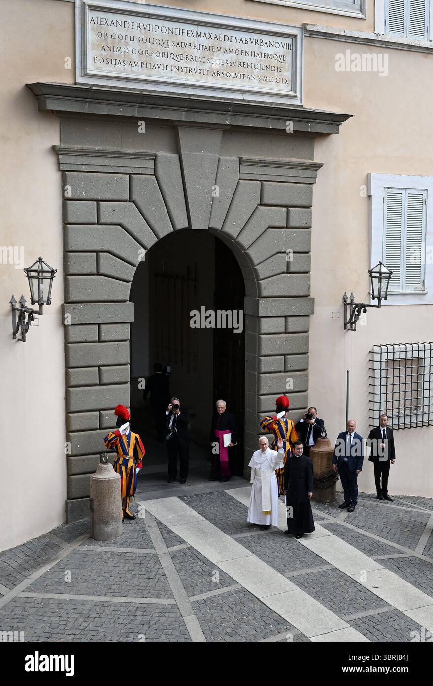 Castel Gandolfo, Italien. Juli 2025. Papst Leo XIV. Betet den Angelus mit den Gläubigen in Castel Gandolfo, südlich von Rom, Italien am 13. Juli 2025. Während seine Sommerferien in Castel Gandolfo fortgesetzt werden, schloss sich Papst Leo XIV. Den Pilgern an, die nach Rom kamen, um das traditionelle Mariengebet des Angelus zu beten. Foto: Eric Vandeville/ABACAPRESS.COM Credit: Abaca Press/Alamy Live News Stockfoto