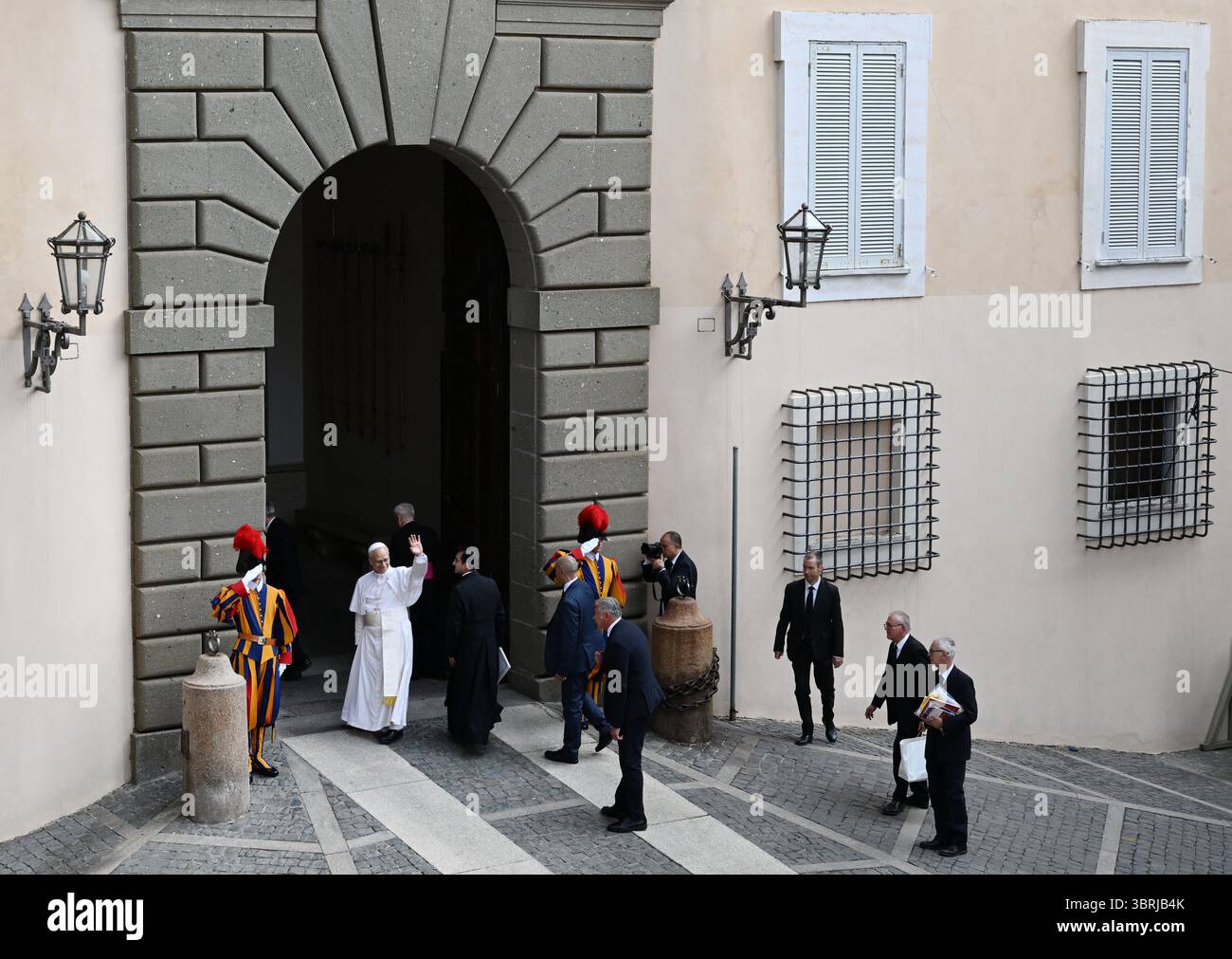 Castel Gandolfo, Italien. Juli 2025. Papst Leo XIV. Betet den Angelus mit den Gläubigen in Castel Gandolfo, südlich von Rom, Italien am 13. Juli 2025. Während seine Sommerferien in Castel Gandolfo fortgesetzt werden, schloss sich Papst Leo XIV. Den Pilgern an, die nach Rom kamen, um das traditionelle Mariengebet des Angelus zu beten. Foto: Eric Vandeville/ABACAPRESS.COM Credit: Abaca Press/Alamy Live News Stockfoto