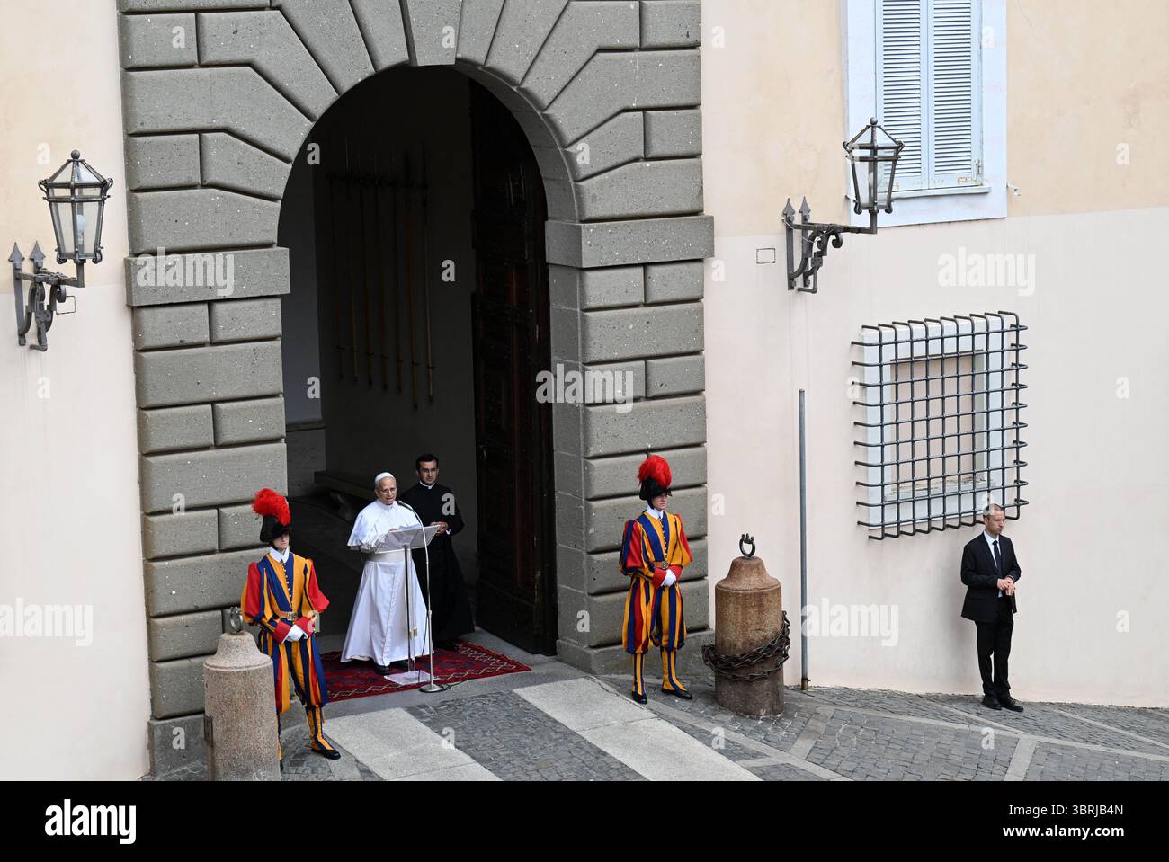 Castel Gandolfo, Italien. Juli 2025. Papst Leo XIV. Betet den Angelus mit den Gläubigen in Castel Gandolfo, südlich von Rom, Italien am 13. Juli 2025. Während seine Sommerferien in Castel Gandolfo fortgesetzt werden, schloss sich Papst Leo XIV. Den Pilgern an, die nach Rom kamen, um das traditionelle Mariengebet des Angelus zu beten. Foto: Eric Vandeville/ABACAPRESS.COM Credit: Abaca Press/Alamy Live News Stockfoto
