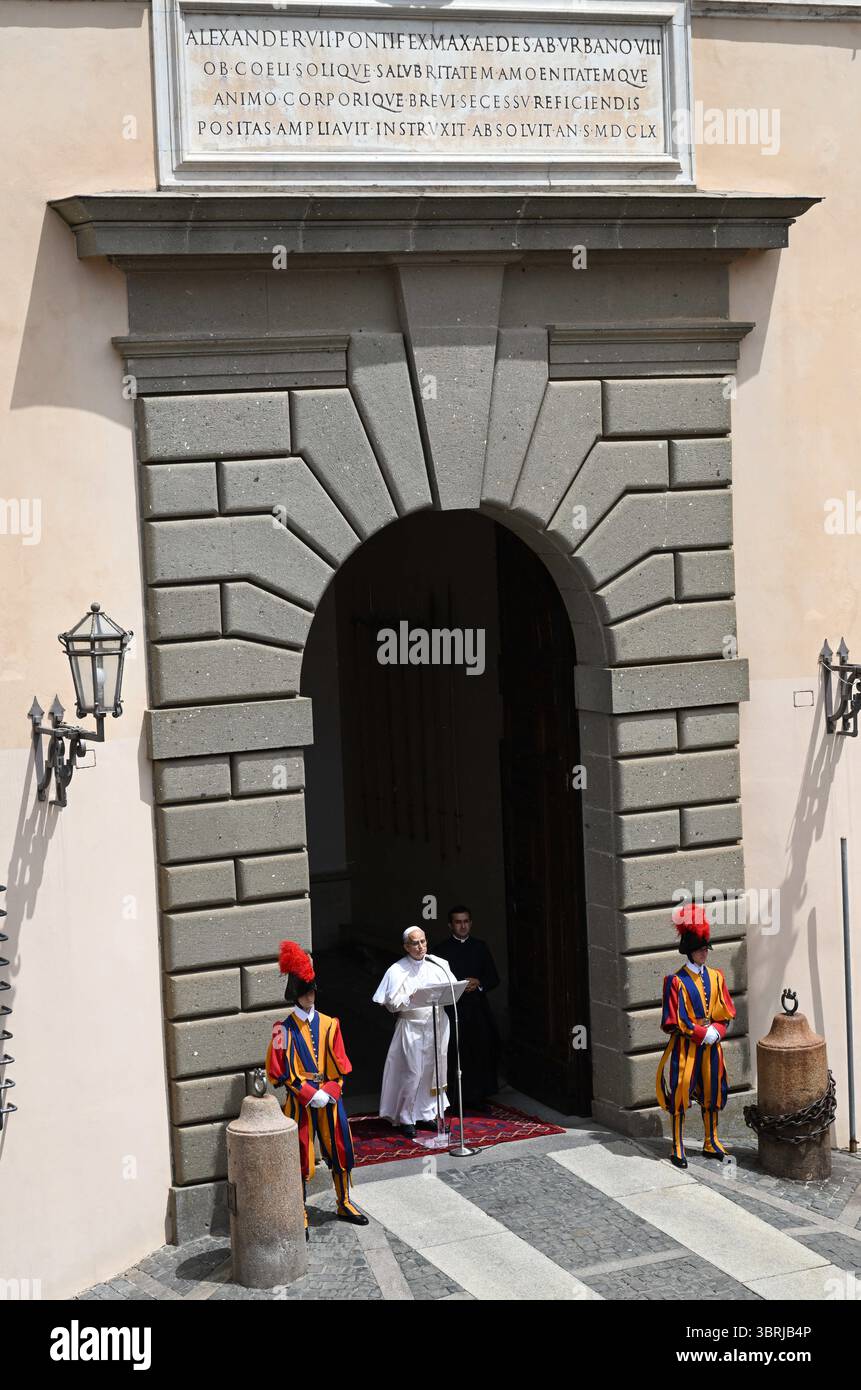 Castel Gandolfo, Italien. Juli 2025. Papst Leo XIV. Betet den Angelus mit den Gläubigen in Castel Gandolfo, südlich von Rom, Italien am 13. Juli 2025. Während seine Sommerferien in Castel Gandolfo fortgesetzt werden, schloss sich Papst Leo XIV. Den Pilgern an, die nach Rom kamen, um das traditionelle Mariengebet des Angelus zu beten. Foto: Eric Vandeville/ABACAPRESS.COM Credit: Abaca Press/Alamy Live News Stockfoto