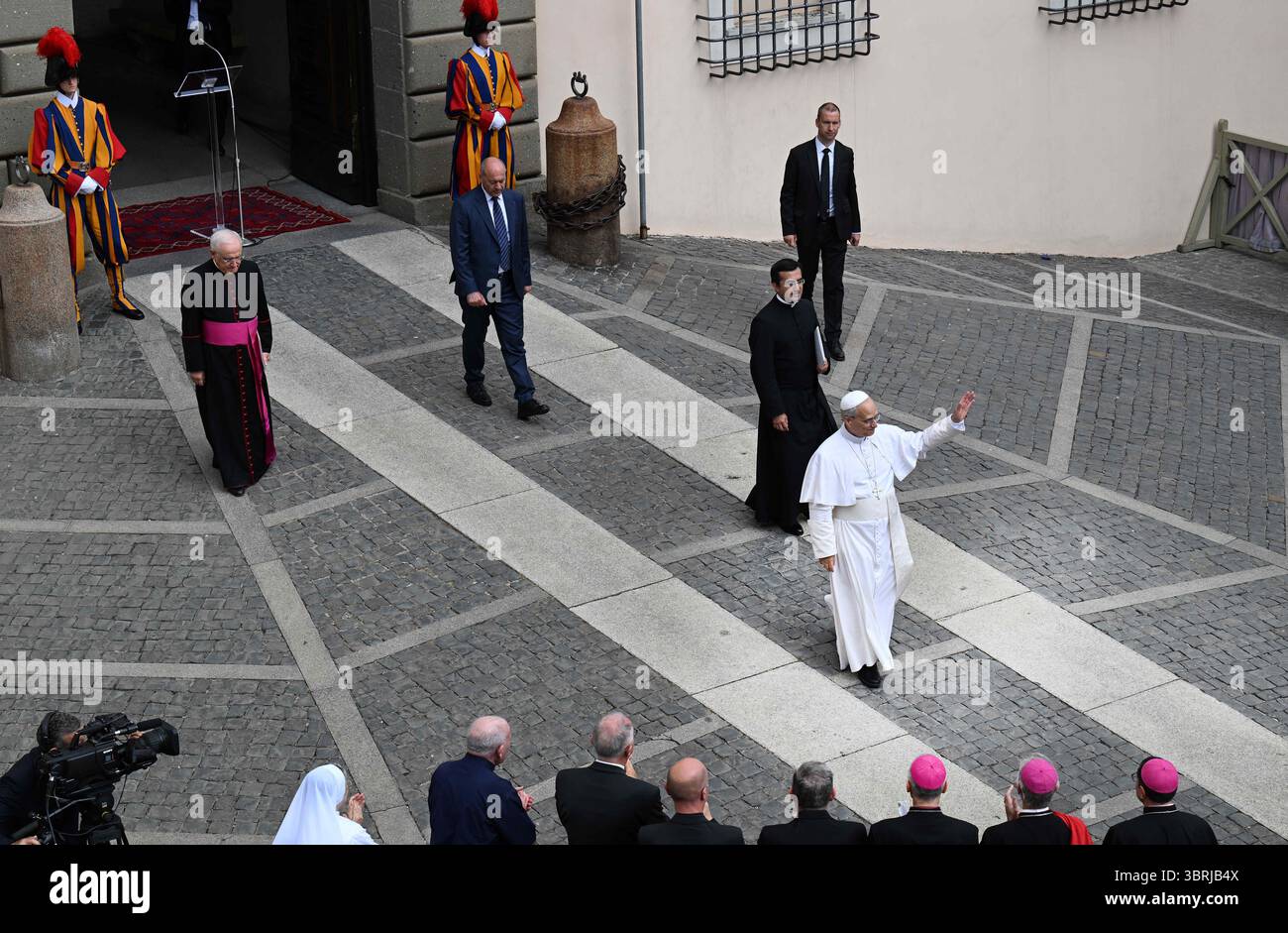 Castel Gandolfo, Italien. Juli 2025. Papst Leo XIV. Betet den Angelus mit den Gläubigen in Castel Gandolfo, südlich von Rom, Italien am 13. Juli 2025. Während seine Sommerferien in Castel Gandolfo fortgesetzt werden, schloss sich Papst Leo XIV. Den Pilgern an, die nach Rom kamen, um das traditionelle Mariengebet des Angelus zu beten. Foto: Eric Vandeville/ABACAPRESS.COM Credit: Abaca Press/Alamy Live News Stockfoto