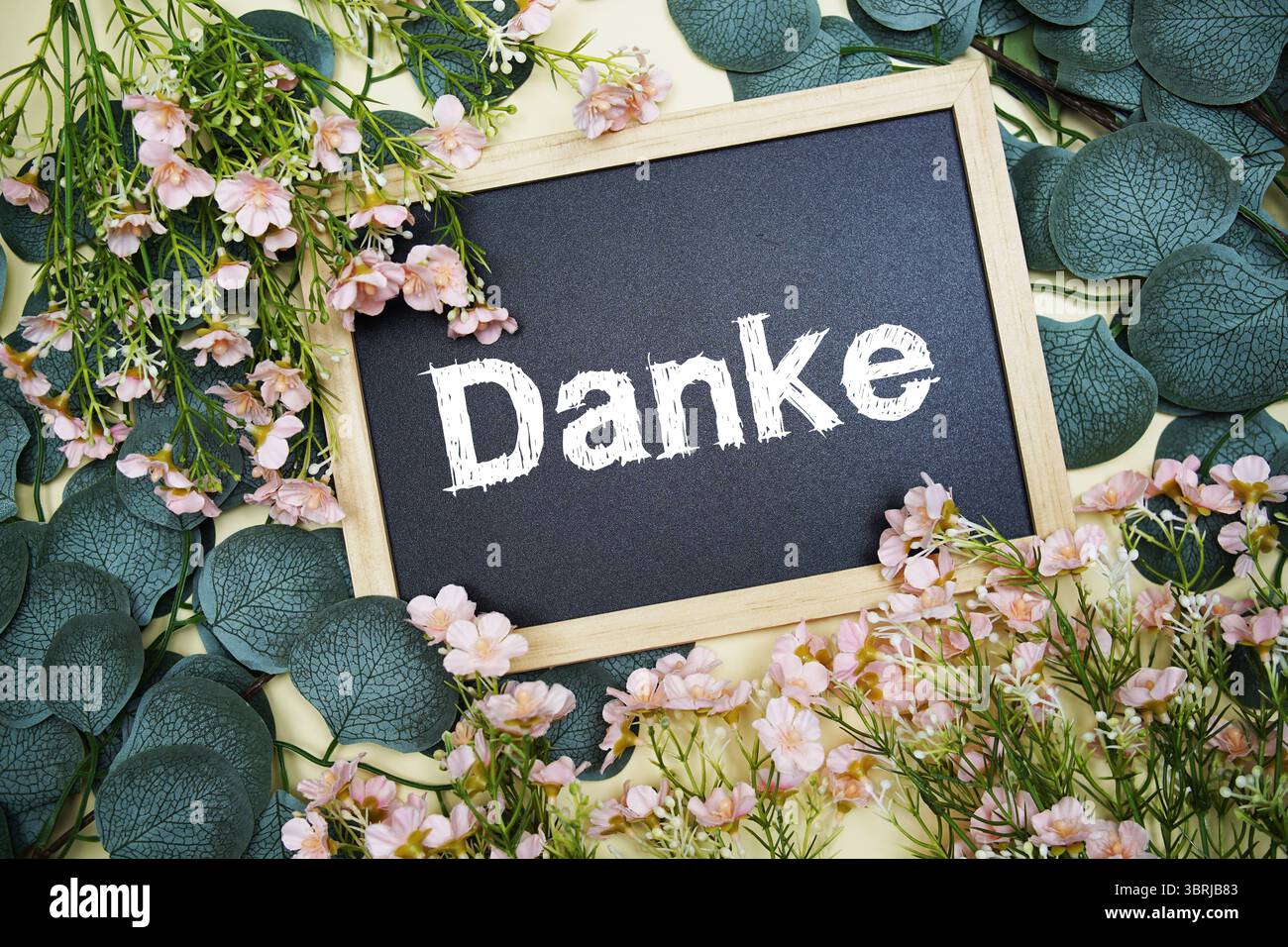 Danke Textnachricht mit Blumen Blumenstrauß Dekoration auf gelbem Hintergrund Stockfoto