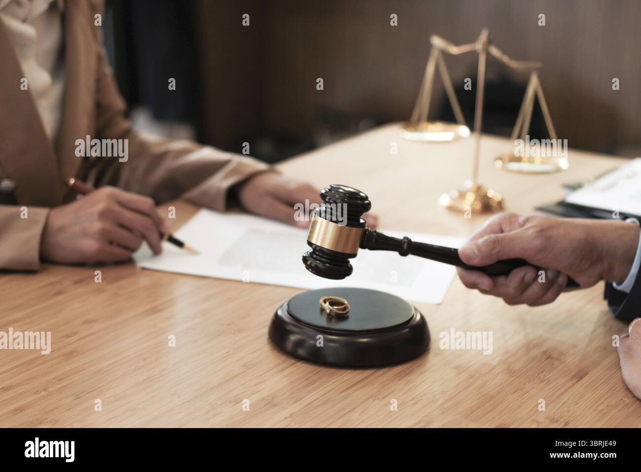 Richter gavel Entscheidung über Ehe Scheidung Unterzeichnung Papiere. Anwalt Konzept Stockfoto