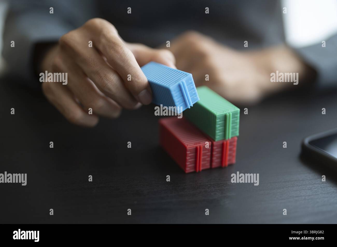 Global Shipping Business Frachtcontainer Logistik Transport. Business Hand hält Frachtcontainer für Export- und Importlogistik Transport BU Stockfoto