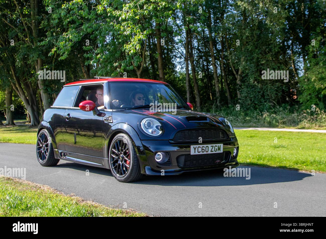 2010 Black Red Mini John Cooper Works Opt Start/Stop Car Hatchback Benzinmotor 1598 ccm, 6-Gang-Schaltgetriebe, Frontantrieb; auf der Lytham Hall Mega MINI Oldtimer und Performance, Sammler und Enthusiasten Motorshow. UK Stockfoto