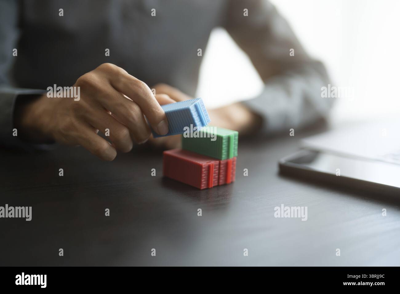 Global Shipping Business Frachtcontainer Logistik Transport. Business Hand hält Frachtcontainer für Export- und Importlogistik Transport BU Stockfoto