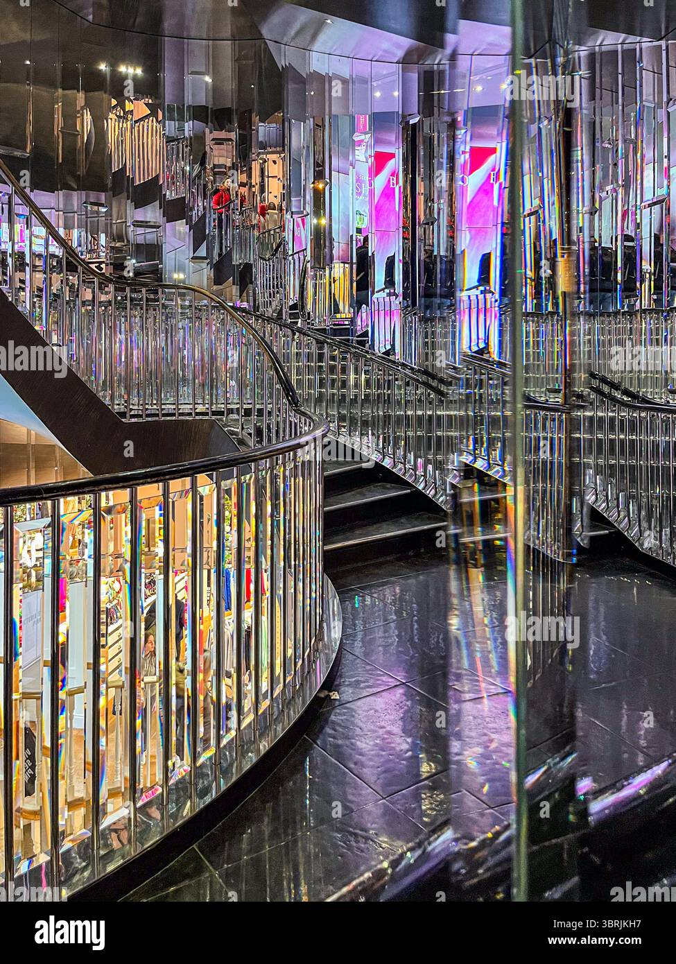London, Vereinigtes Königreich - 28. Dezember 2023: Innenraum des Victoria's Secret Store in London mit stilvollem Treppenhaus und reflektierenden Oberflächen Stockfoto