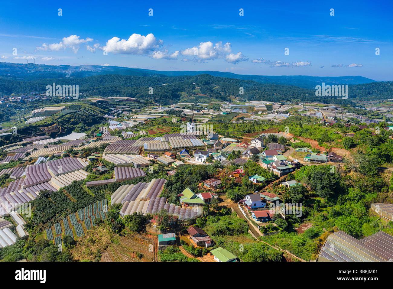 Ein kleines Tal in der Stadt Cau DAT, da Lat, Lam Dong mit Blumen- und landwirtschaftlichen Gewächshäusern, ist auch ein berühmter Ort zur Beobachtung der Wolken für Touristen, wenn comi Stockfoto