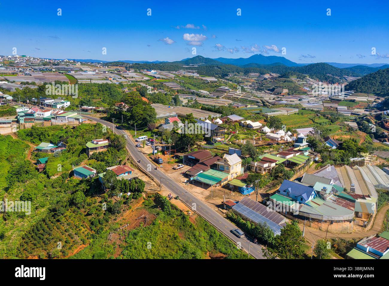 Ein kleines Tal in der Stadt Cau DAT, da Lat, Lam Dong mit Blumen- und landwirtschaftlichen Gewächshäusern, ist auch ein berühmter Ort zur Beobachtung der Wolken für Touristen, wenn comi Stockfoto