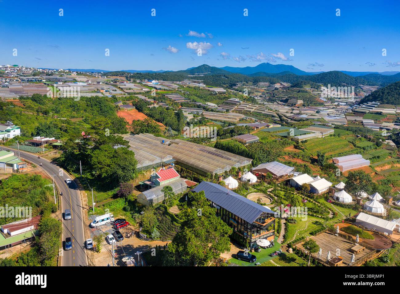 Ein kleines Tal in der Stadt Cau DAT, da Lat, Lam Dong mit Blumen- und landwirtschaftlichen Gewächshäusern, ist auch ein berühmter Ort zur Beobachtung der Wolken für Touristen, wenn comi Stockfoto