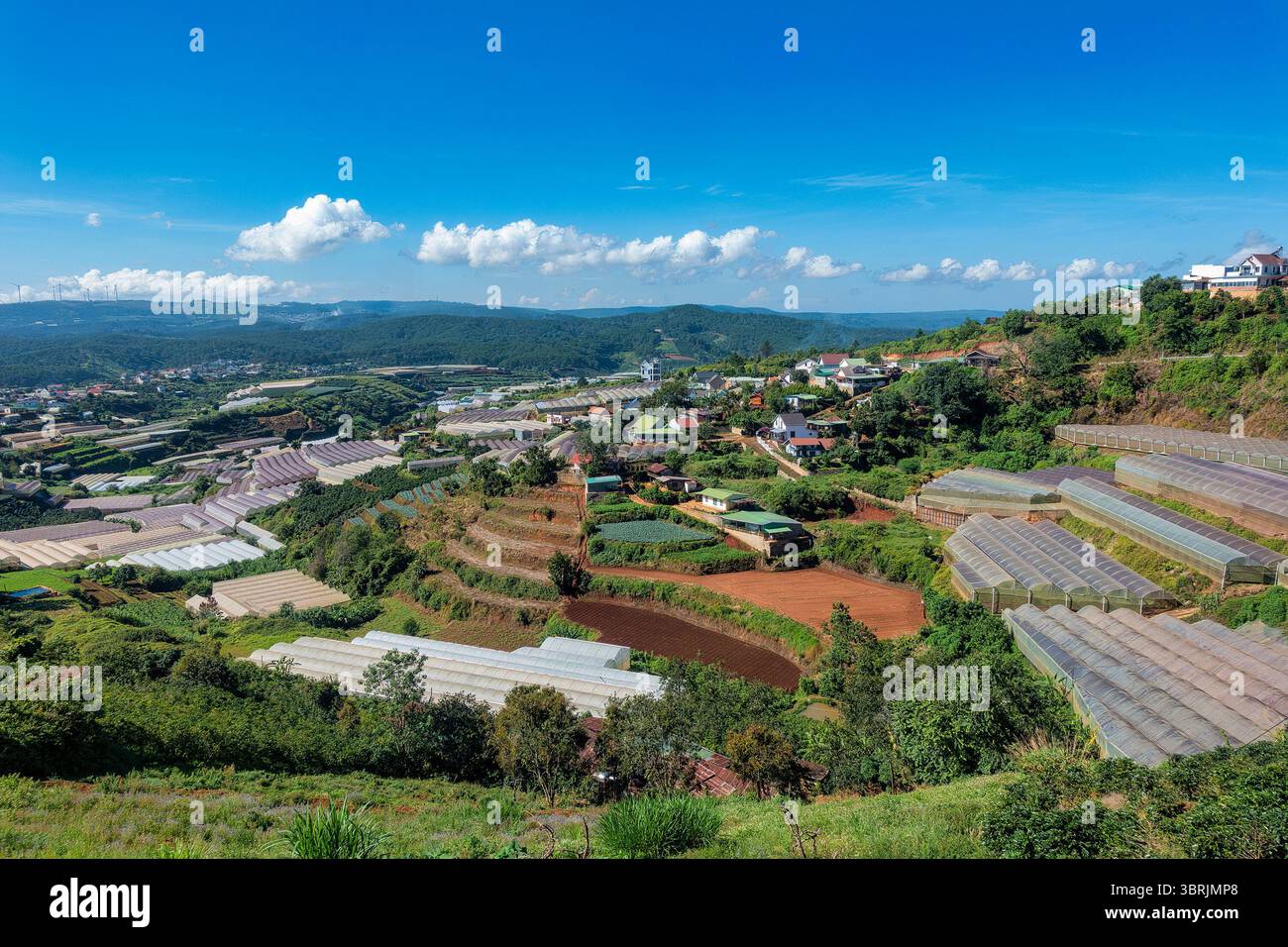 Ein kleines Tal in der Stadt Cau DAT, da Lat, Lam Dong mit Blumen- und landwirtschaftlichen Gewächshäusern, ist auch ein berühmter Ort zur Beobachtung der Wolken für Touristen, wenn comi Stockfoto
