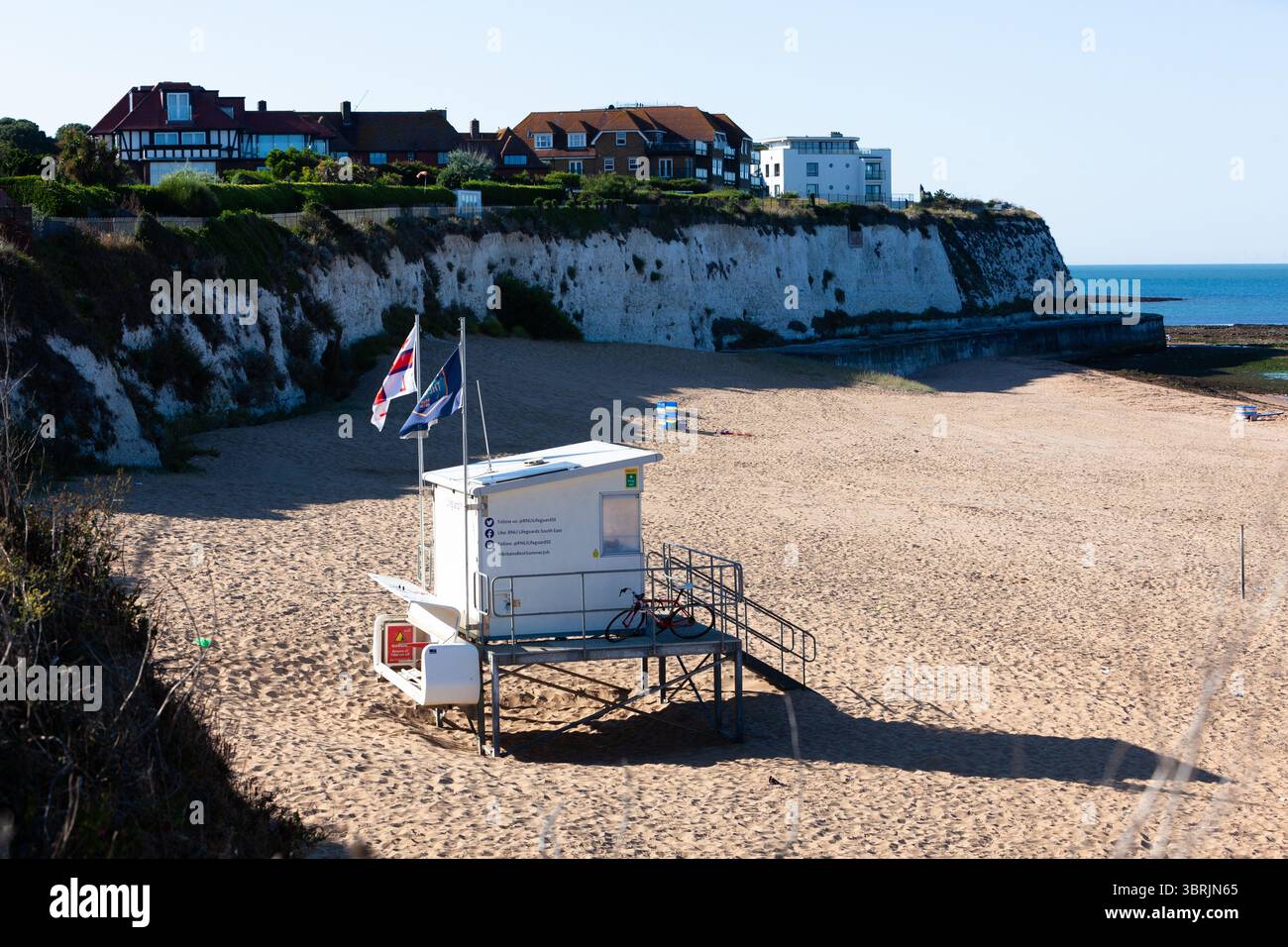 Joss Bay, Broadstairs, Kent, Großbritannien. RNLI Rettungsschwimmer Hütte am Strand. Stockfoto
