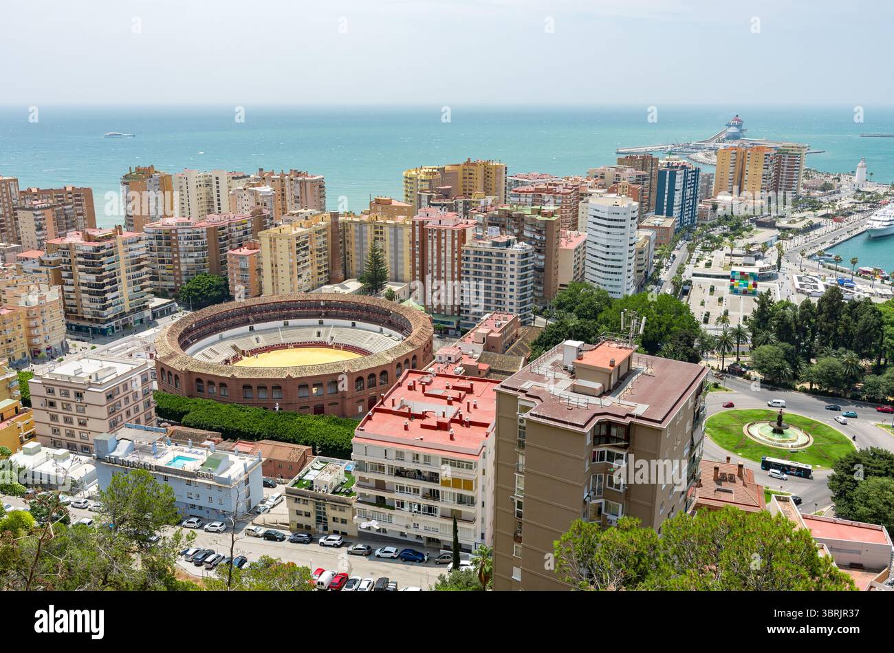 Panoramablick auf Málaga berühmte Stierkampfarena La Malagueta und plaza de toros von der Festung Alcazaba aus. Stockfoto