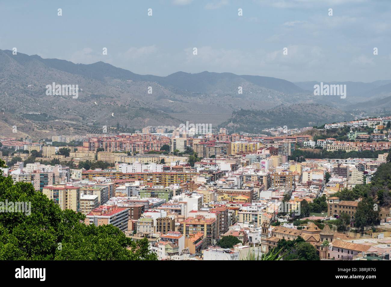 Titel: Modernes Stadtbild von Málaga mit ikonischen Doppeltürmen und Wohnvierteln vom erhöhten Aussichtspunkt Gibralfaro aus gesehen Stockfoto