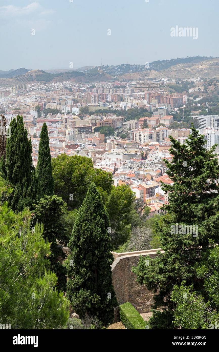 Titel: Modernes Stadtbild von Málaga mit ikonischen Doppeltürmen und Wohnvierteln vom erhöhten Aussichtspunkt Gibralfaro aus gesehen Stockfoto