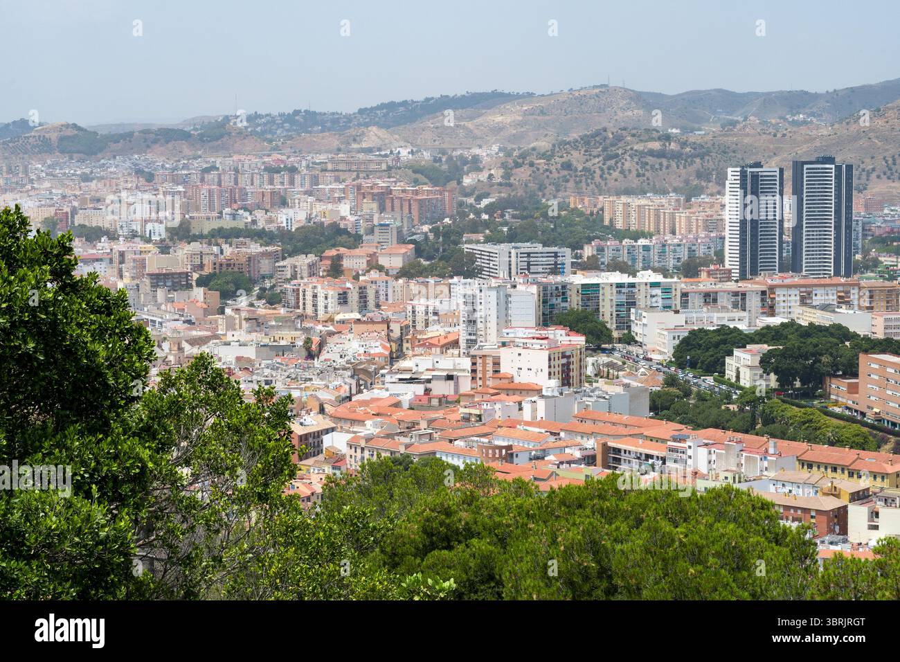 Titel: Modernes Stadtbild von Málaga mit ikonischen Doppeltürmen und Wohnvierteln vom erhöhten Aussichtspunkt Gibralfaro aus gesehen Stockfoto