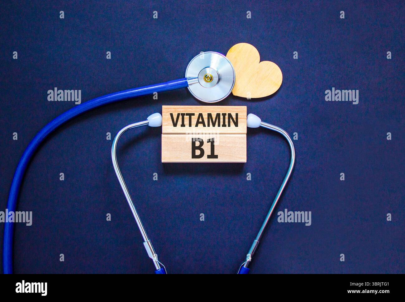 Vitamin B1-Symbol. Concept Words Vitamin B1 auf schönen Holzblöcken. Holzherz und Stethoskop. Schöner schwarzer Hintergrund. Medizinisch gesundes Leben Stockfoto