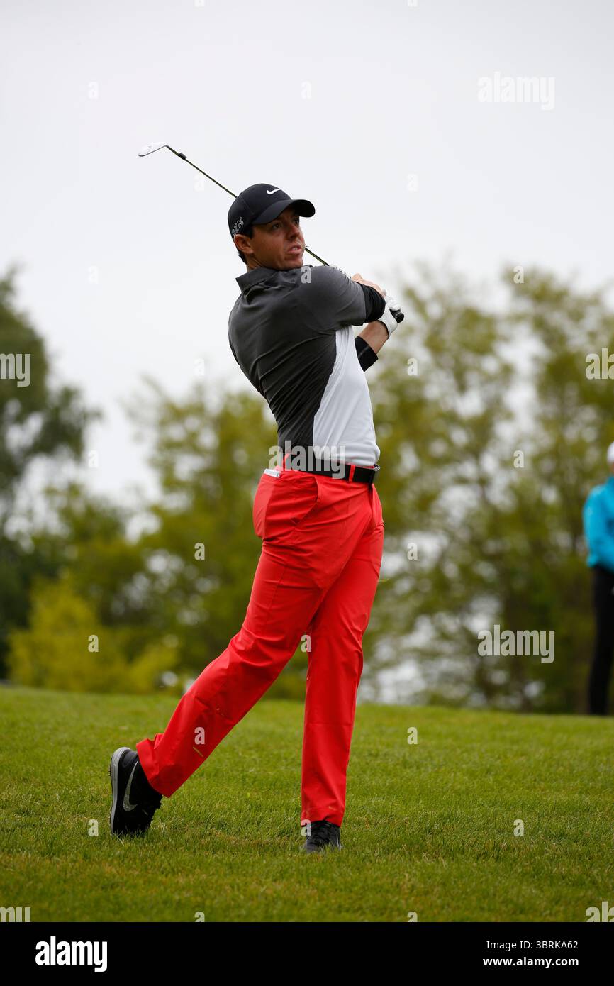Rory McIlroy im 1. Loch am zweiten Tag der BMW PGA Championship 2015, Wentworth Club West, Surrey, England. UK 22. Mai 2015 Bildnachweis: Mark Newcombe / visionsingolf.com die BMW PGA Championship 2015 fand vom 21. Bis 24. Mai 2015 auf dem West Course des Wentworth Clubs in Virginia Water, Surrey, England, statt. Diese Veranstaltung markiert die 61. Ausgabe des Turniers und war ein wichtiger Bestandteil des European Tour-Kalenders. Stockfoto