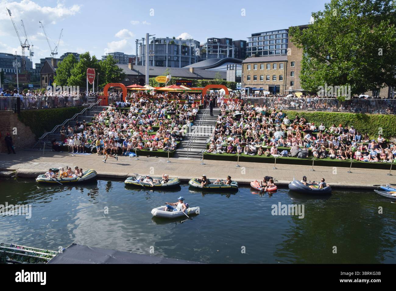 London, England, Großbritannien. Juli 2025. Am Granary Square stehen die Menschenmassen auf der großen Everyman-Außenwand neben dem Regent's Canal in King's Cross, um das Tennis-Finale zwischen Sinner und Alcaraz für Herren zu beobachten. (Kreditbild: © Vuk Valcic/ZUMA Press Wire) NUR REDAKTIONELLE VERWENDUNG! Nicht für kommerzielle ZWECKE! Stockfoto