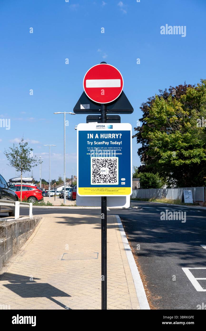ScanPay QR-Code-Zeichen auf dem APCOA-Parkplatz Stockfoto