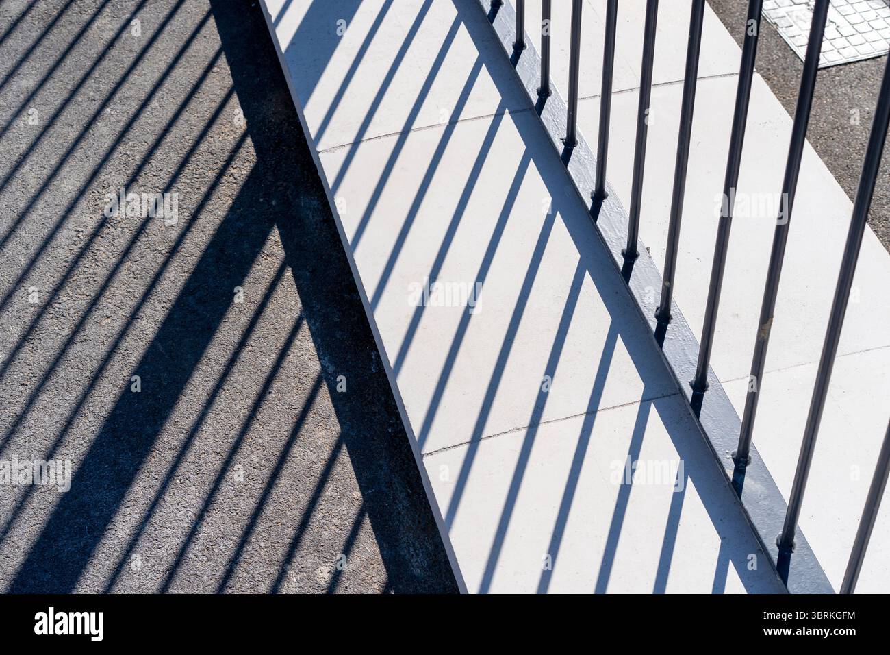 Abstrakte Schatten, die von Metallgeländern gegossen werden Stockfoto